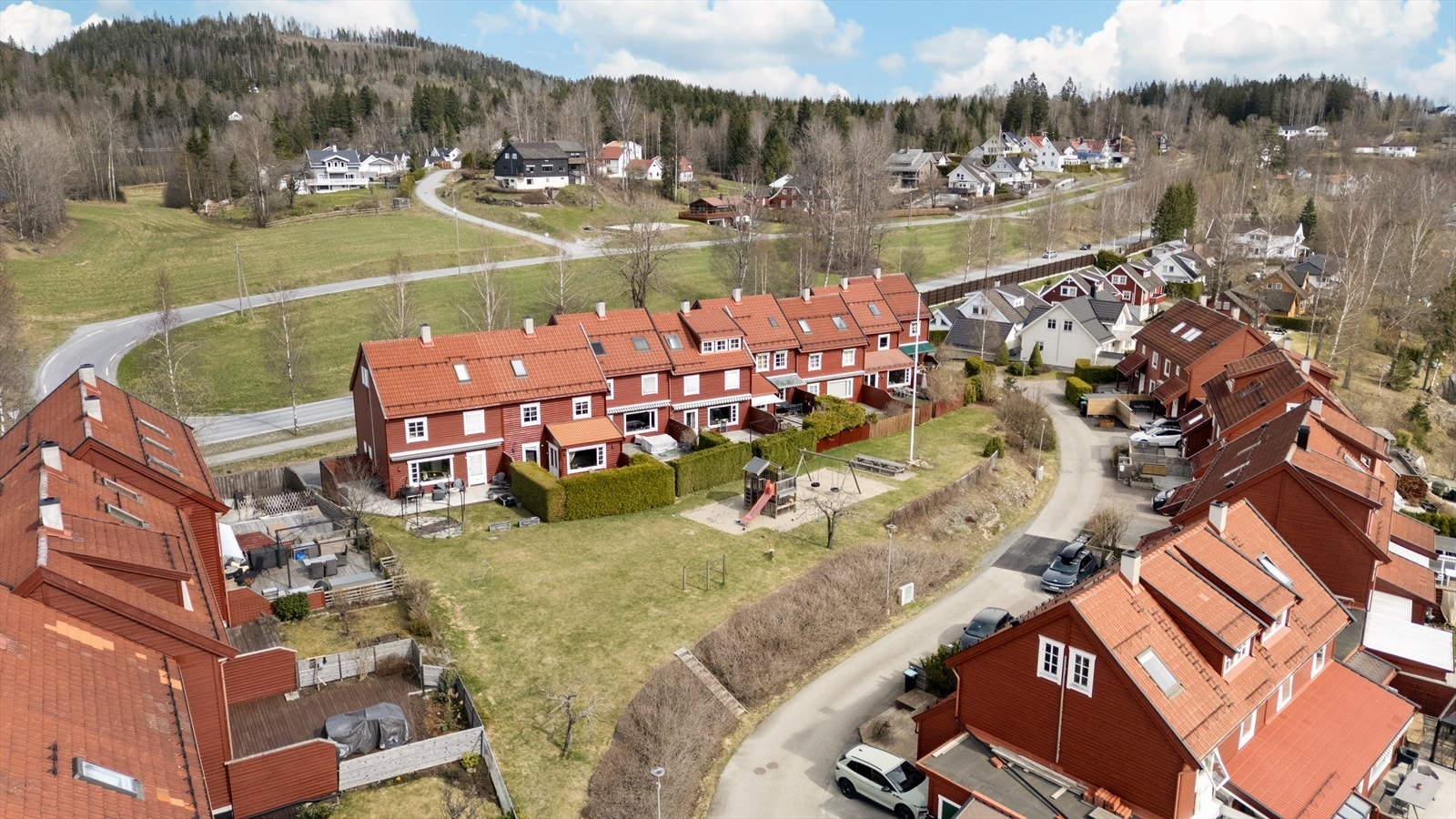 Rekkehuset ligger i et veletablert nabolag som primært består av eneboliger og rekkehus. Galleribilde