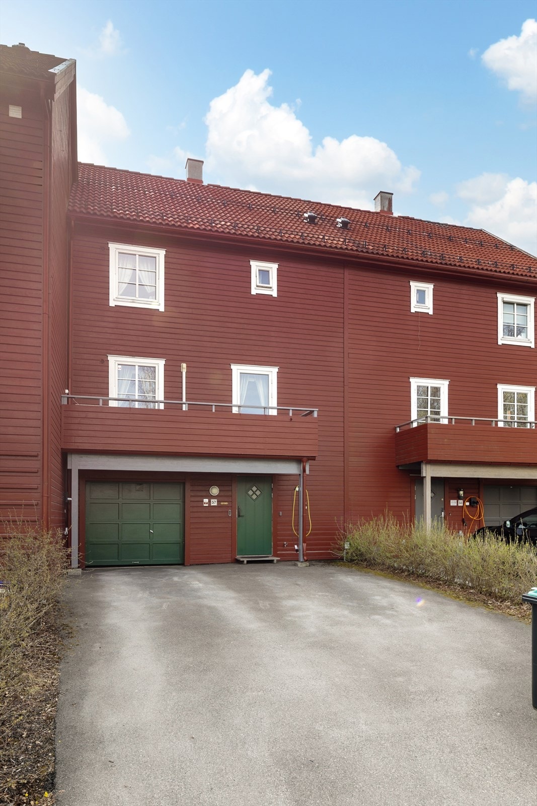 Inngangsparti med tilhørende garasje og biloppstillingsplass. Galleribilde