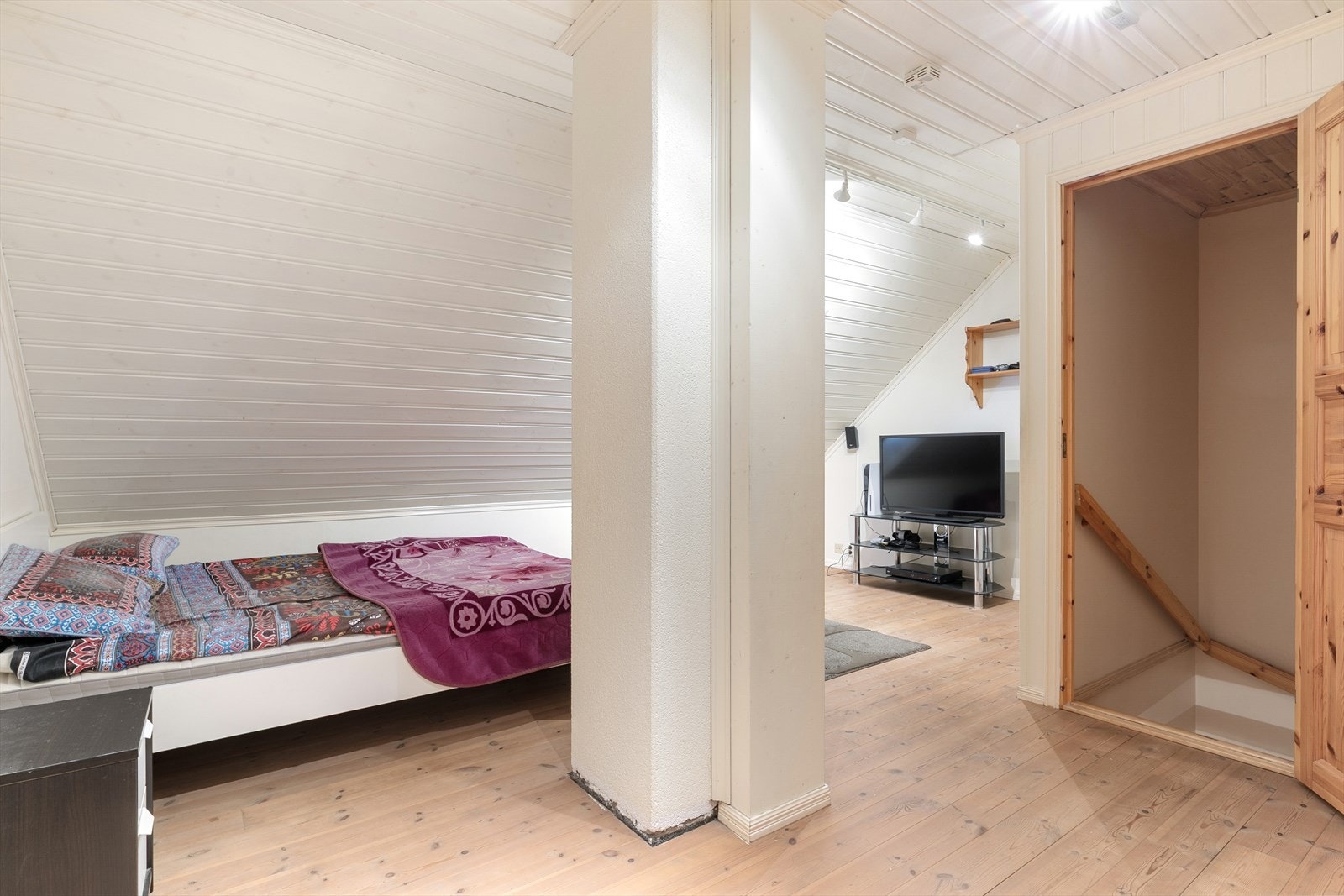 Trapperommet på loftet åpner opp til et lyst og allsidig rom. Galleribilde