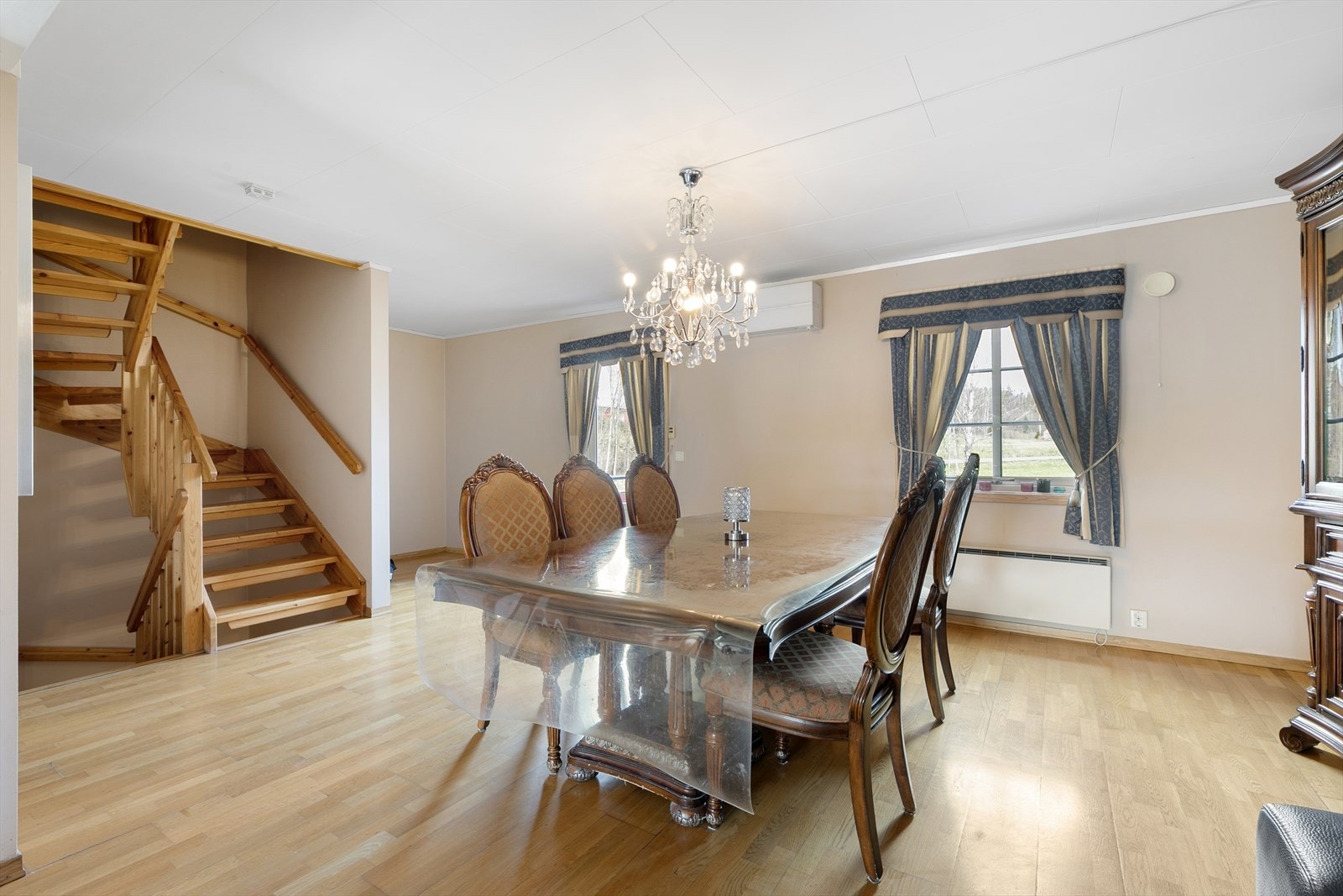 Spisestuen har god plass til et stort spisebord for familie og venner. Galleribilde