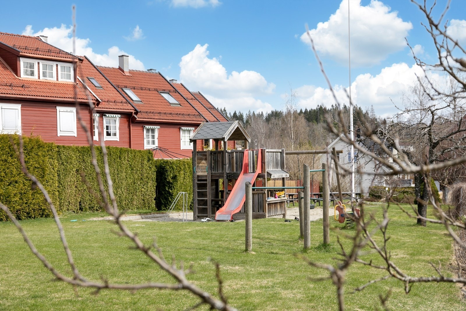 Felles lekeplass for nabolagets barn rett utenfor døren. Galleribilde