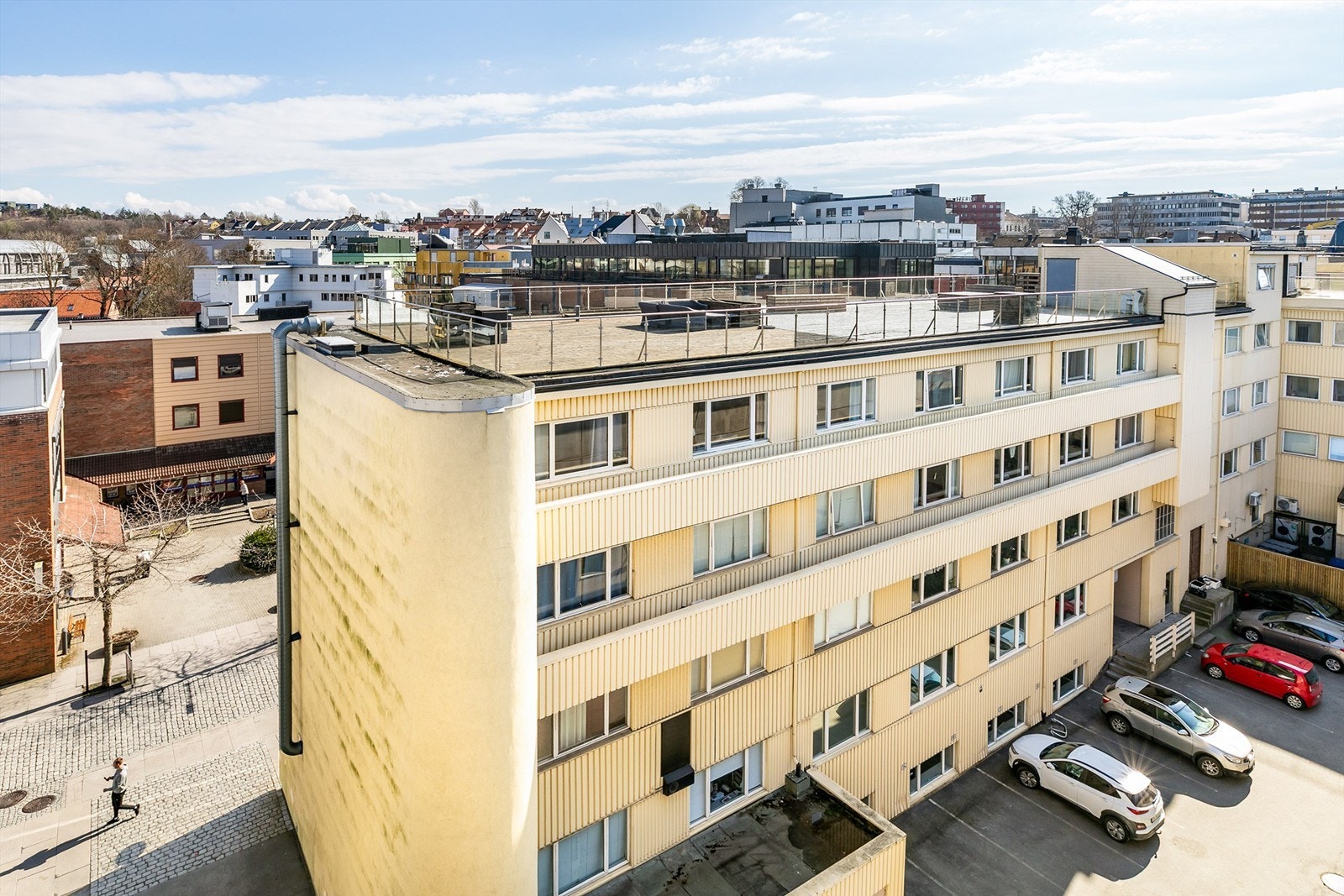 Høyden av tredje etasje innebærer at leiligheten er uten direkte innsyn. Galleribilde
