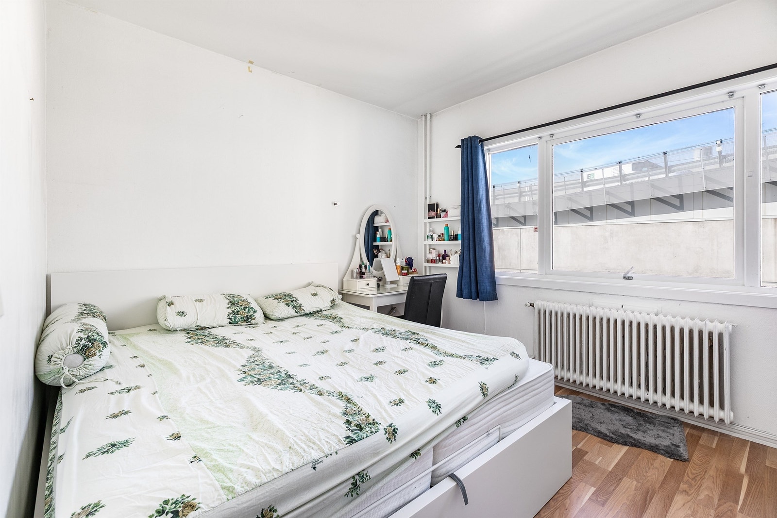 Leilighetens opprinnelige stue benyttes i dag som soverom. Galleribilde