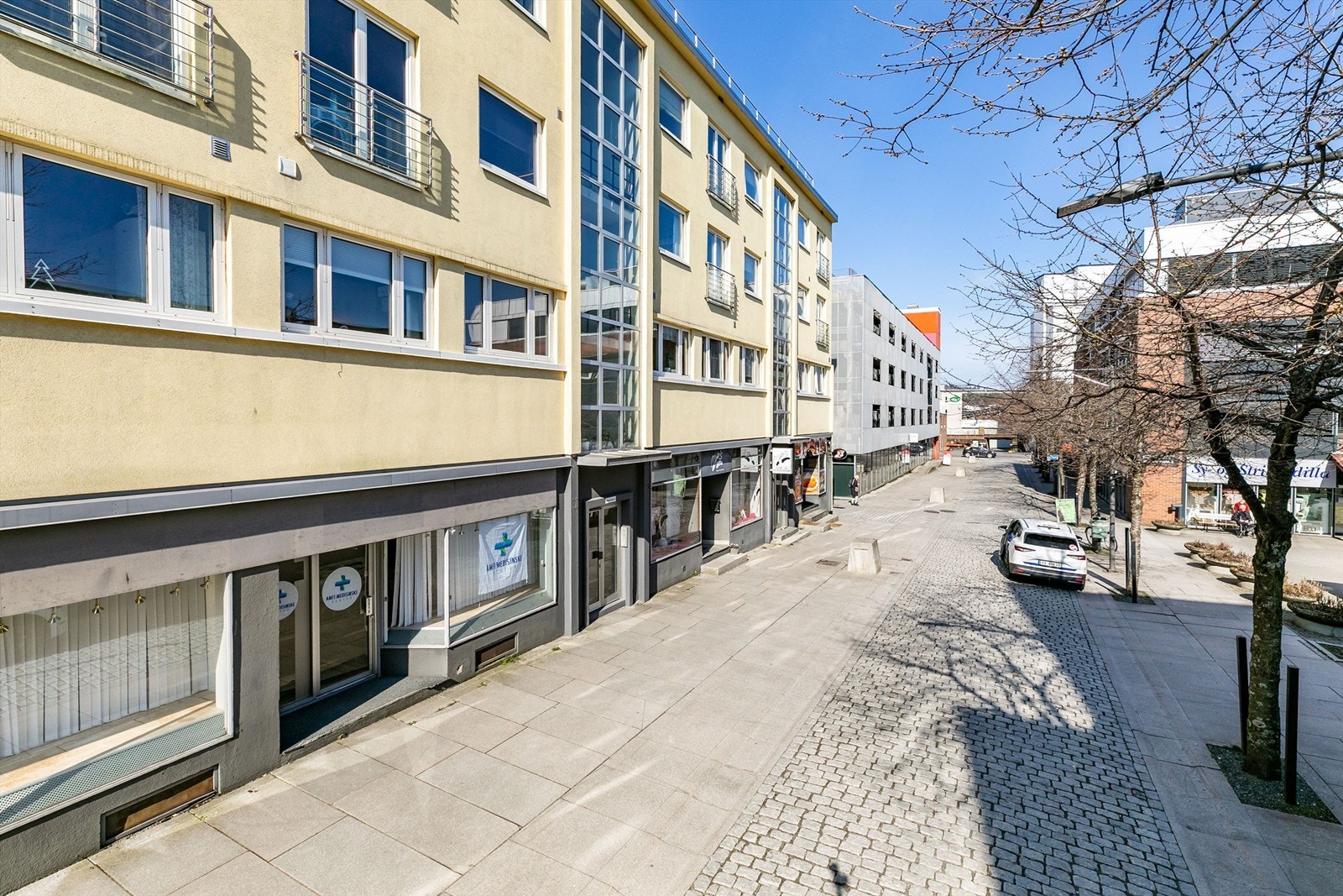 Med utgangspunkt i Prinsens gate er alle byens tilbud innenfor gangavstand. Rett rundt hjørnet ligger kjøpesenter med bussterminal. Galleribilde
