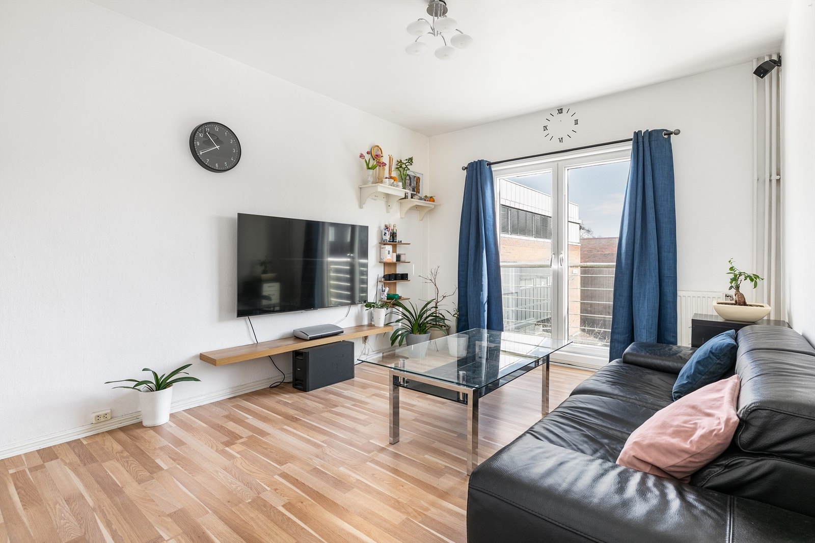 Stuen kan åpnes mot fransk balkong. I senere år er det lagt nytt gulv i flere rom, stuen inkludert. Fotograf; Børge Oppegård. Galleribilde