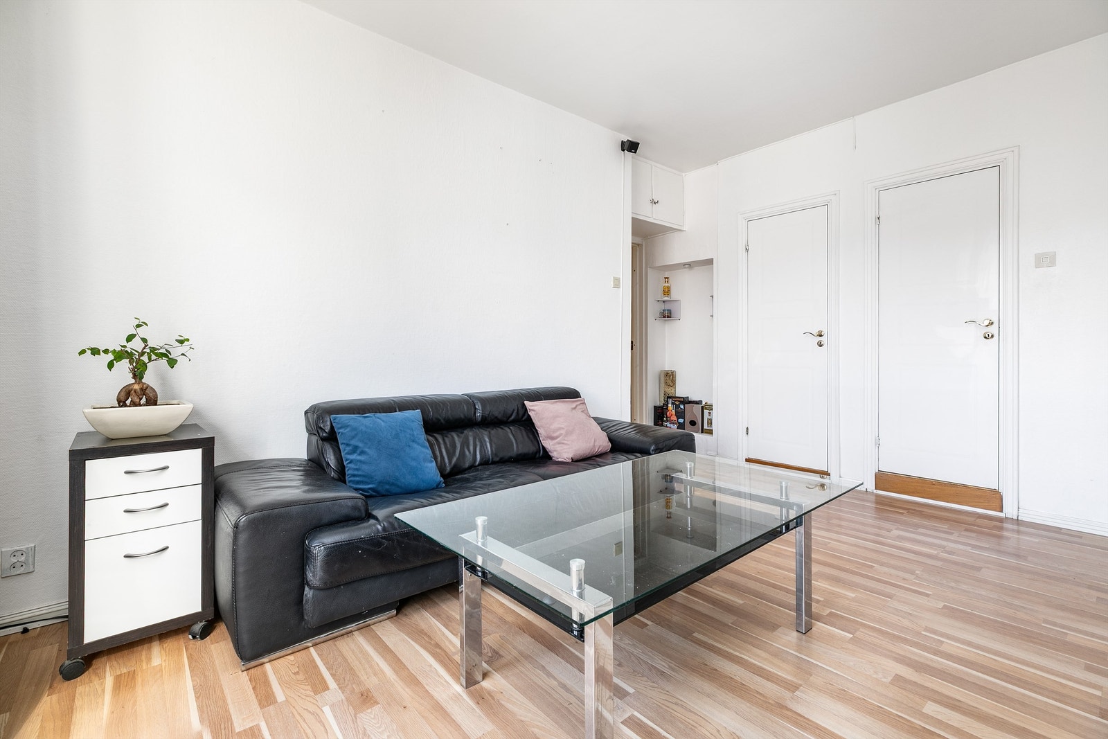 Siden leiligheten ble etablert i 2006 er bruken av romløsningen noe endret. Dette var tidligere leilighetens soverom, men er i senere år tatt i bruk som stue. Fotograf; Børge Oppegård. Galleribilde