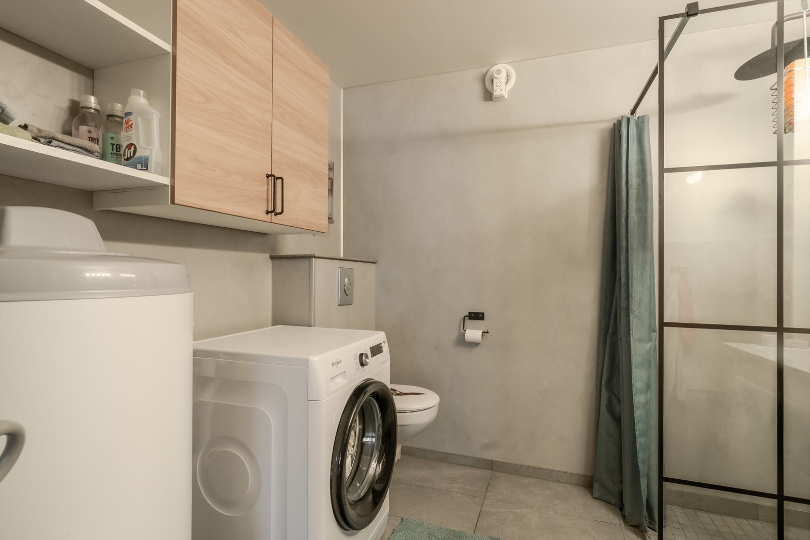 Badet har varme i gulv og opplegg for vaskemaskin. Galleribilde