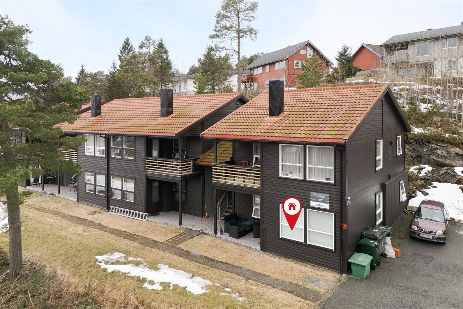 Leiligheten har endebeliggenhet og parkeringsplass på sameiets tomt. Galleribilde