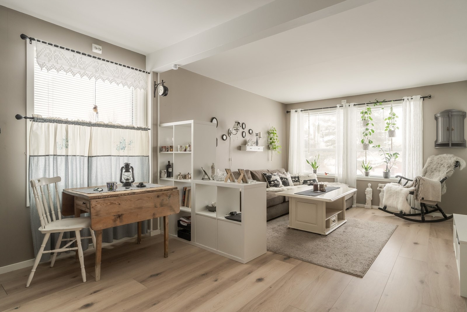 Det er plass til spisebord og sofagruppe Galleribilde
