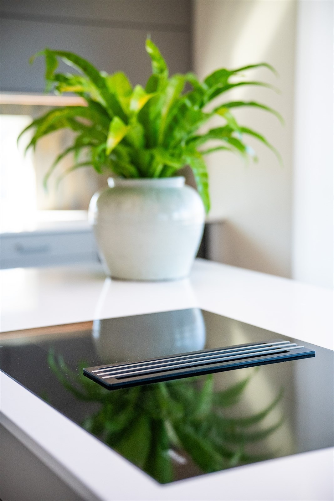Induksjonstoppen har en smart, nedfelt ventilator med avtrekk rett ut. Galleribilde