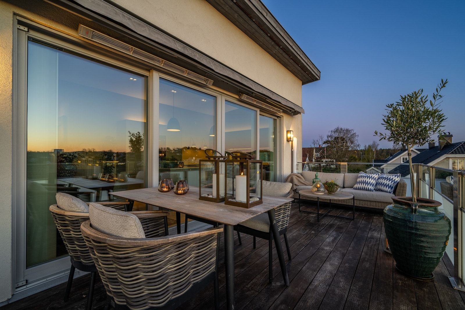 Balkongen har dekke av Cumaru-tre og rekkverk i stål og glass. Galleribilde