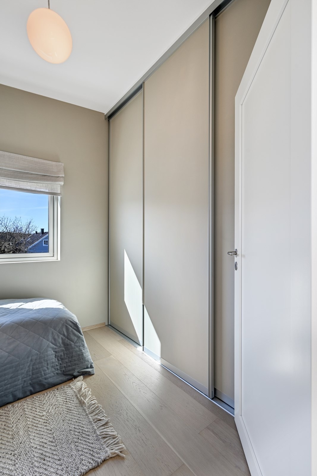 Det fjerde soverommet, også plassert i andre etasje, med plassbygget garderobe. Galleribilde