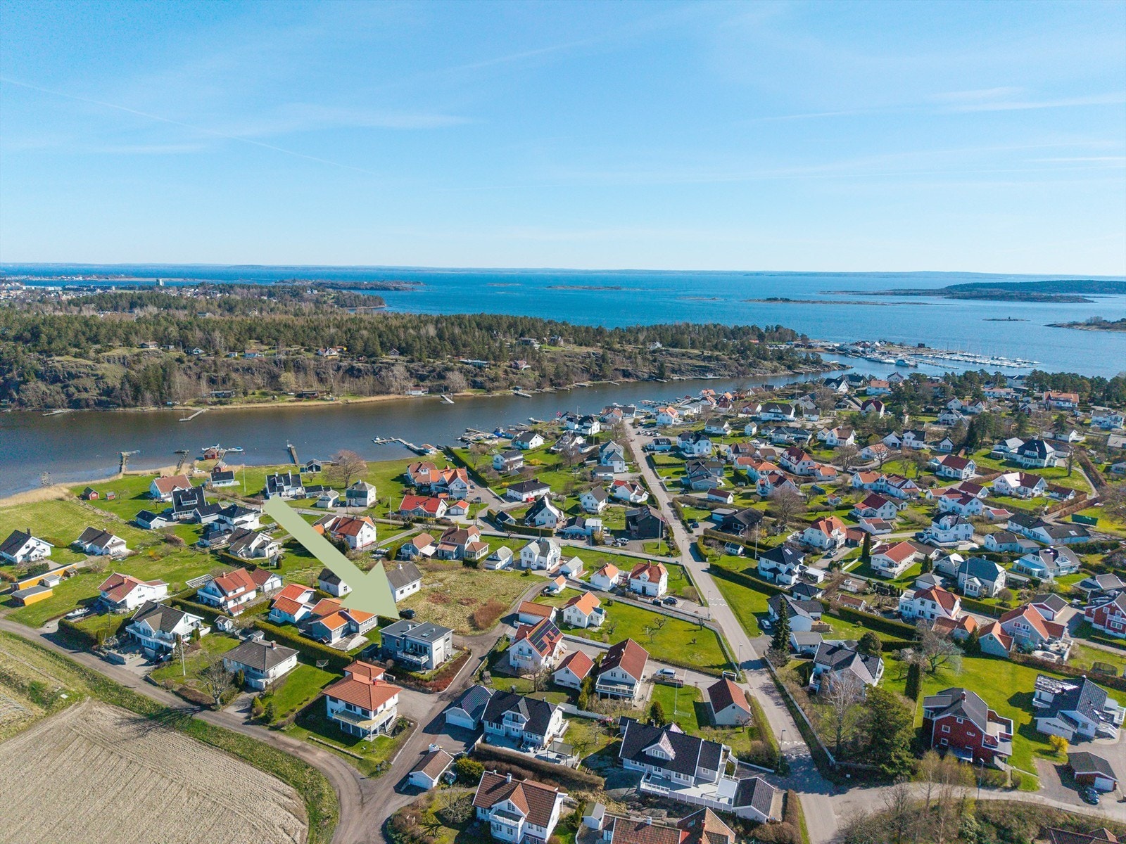 En moderne og lettstelt enebolig fra 2018, med gjennomført høy standard, tidsriktig arkitektur og integrert garasje. Galleribilde