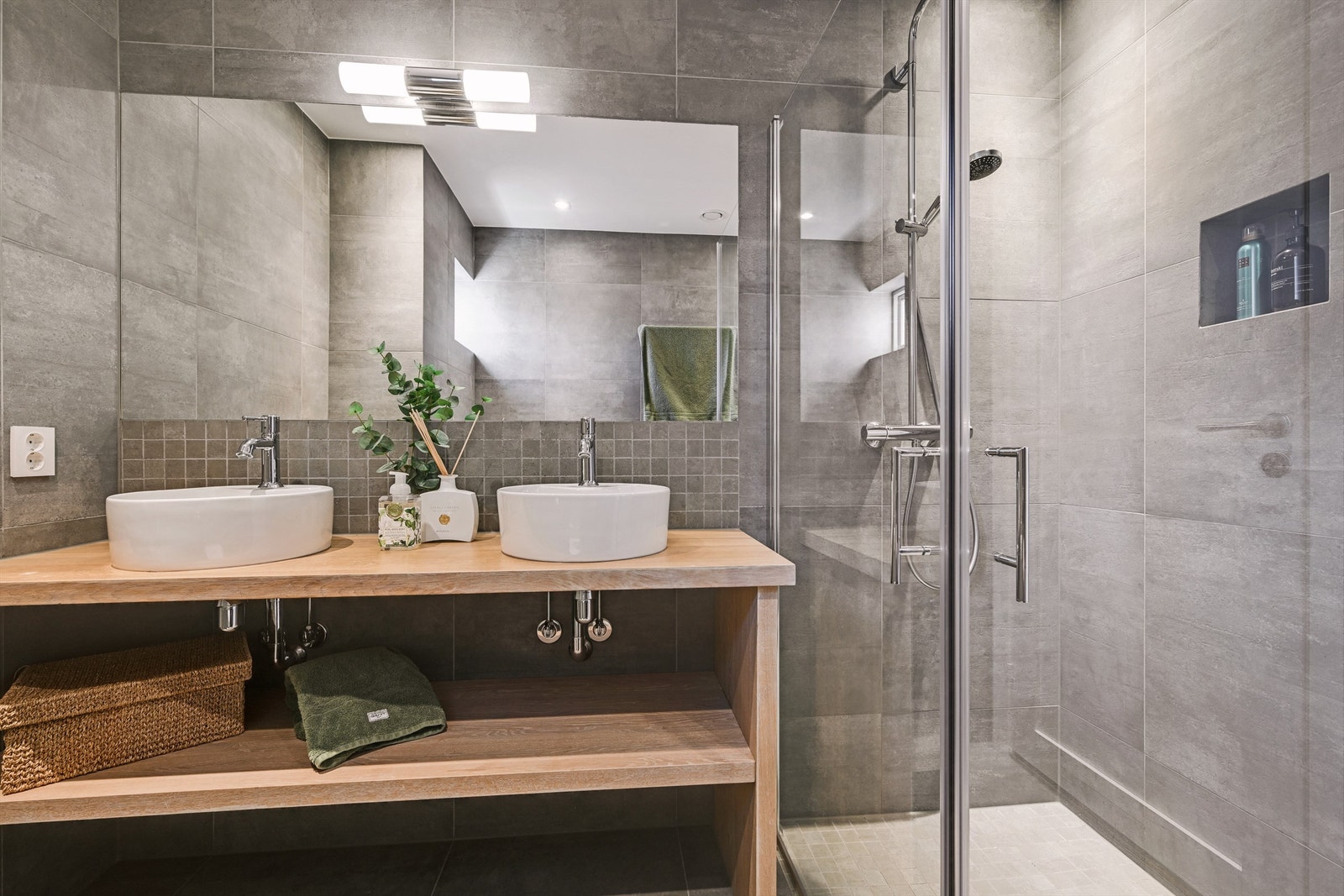 Badet er utstyrt med veggmontert toalett og innebygget sisterne. Galleribilde