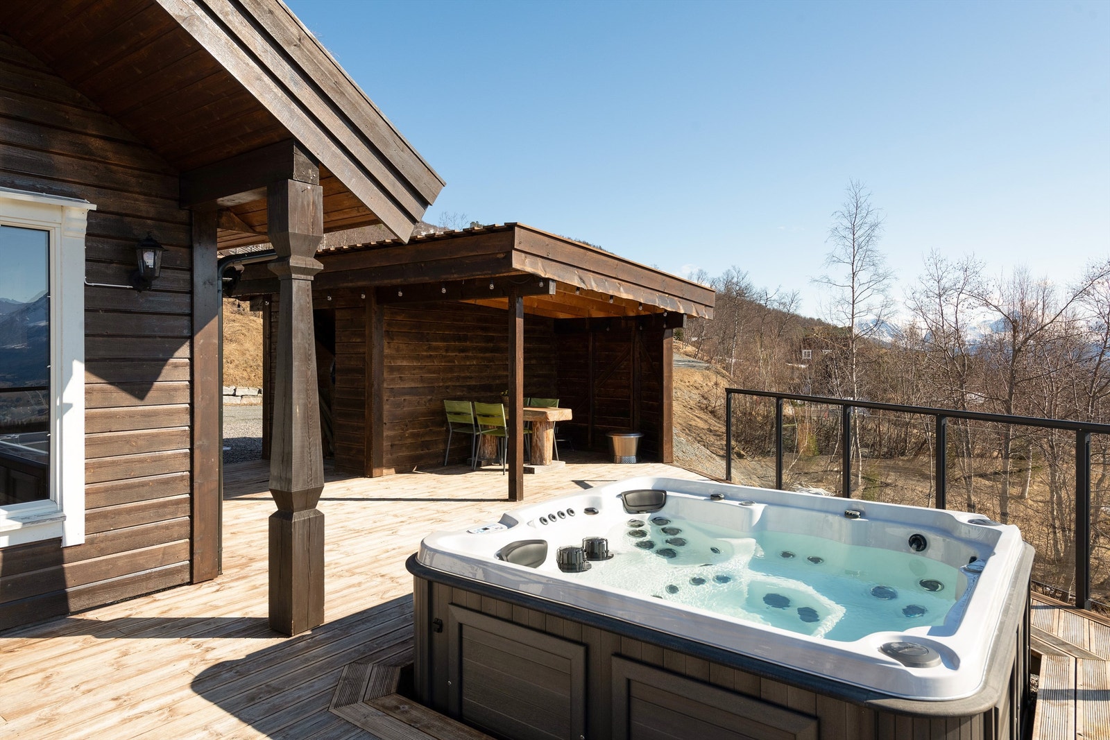 Ved siden av jacuzzien er det et vedskjul og en overbygd uteplass, perfekt for måltider utendørs Galleribilde