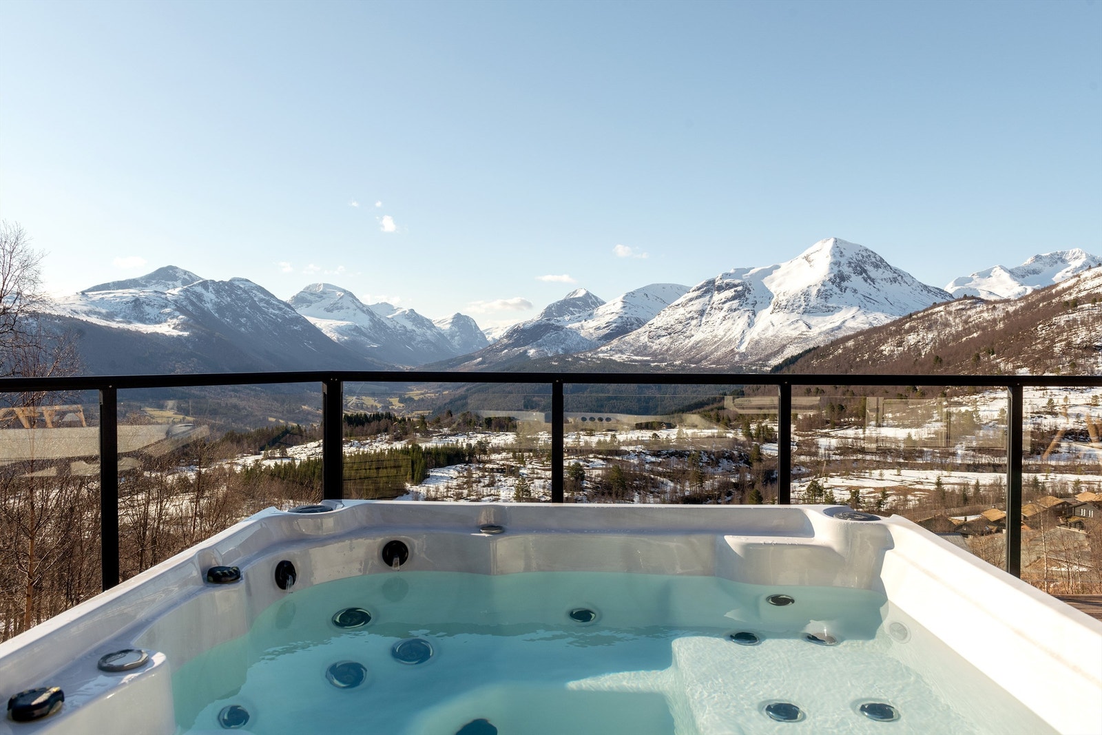 Etter en dag i fjellet venter avslapning i jacuzzien på terrassen Galleribilde