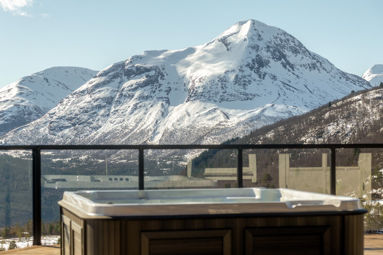 Jacuzzien på terrassen tilbyr førsteklasses avslapning med panoramautsikt mot de mektige fjelltoppene Galleribilde