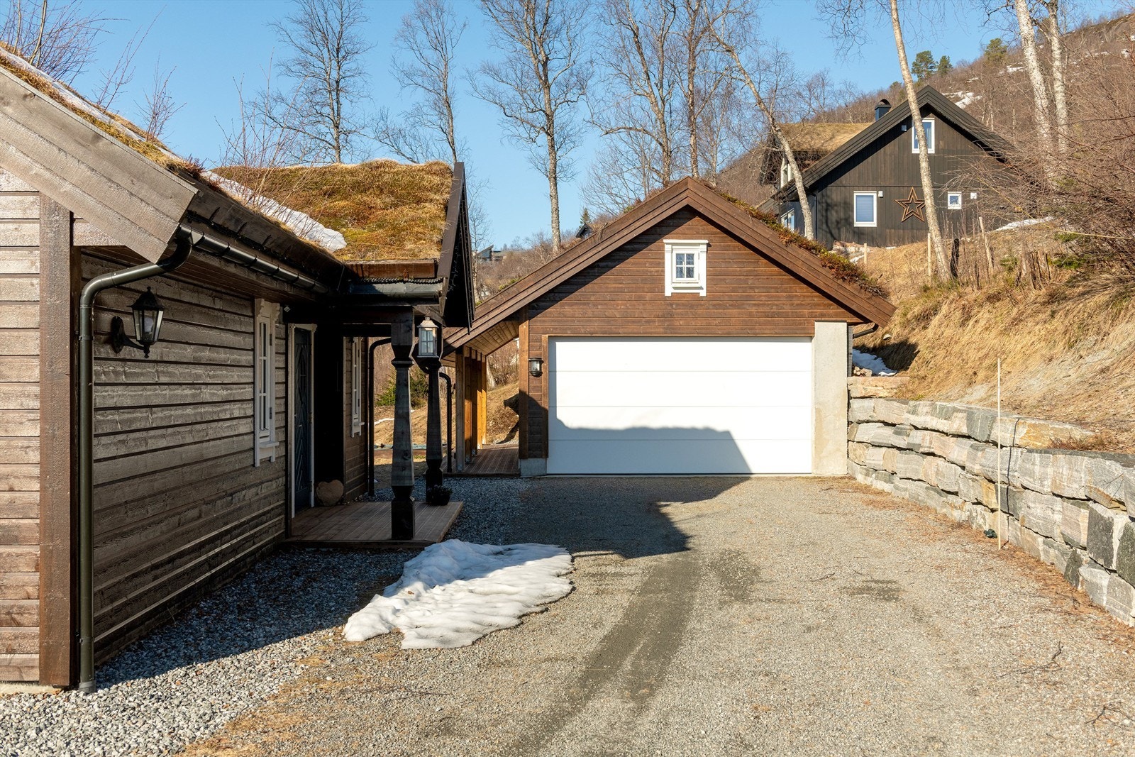 I garasjen er det montert elbillader Galleribilde