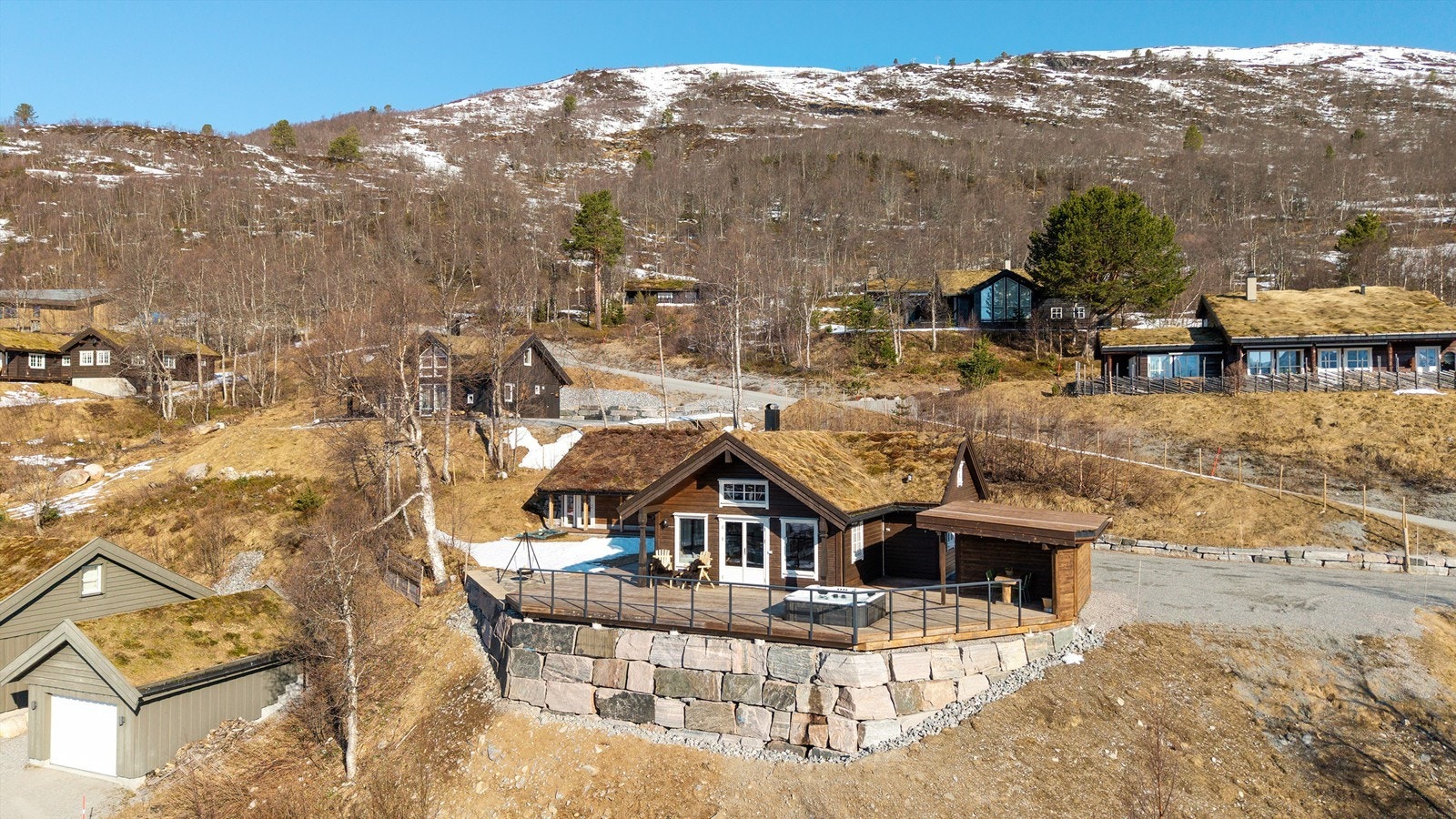 Hytta ligger i et etablert hyttefelt på Roaldsiden, med god tilkomst og nærhet til fjellets fasiliteter Galleribilde