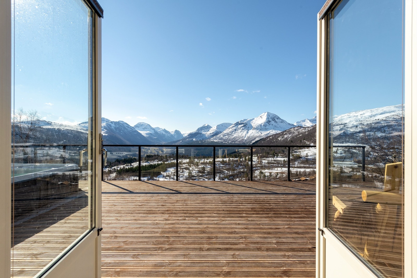Fra stuen er det direkte utgang til den store markterrassen. Med ski-in fra anlegget kan du skli rett hjem til hytteveggen etter en dag i bakken. Galleribilde