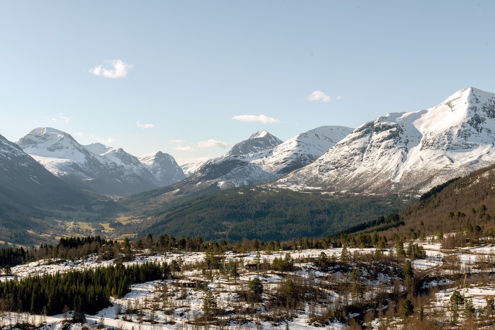 Strandafjellet byr på fantastiske naturopplevelser hele året, fra toppturer på ski til stisykling om sommeren Galleribilde