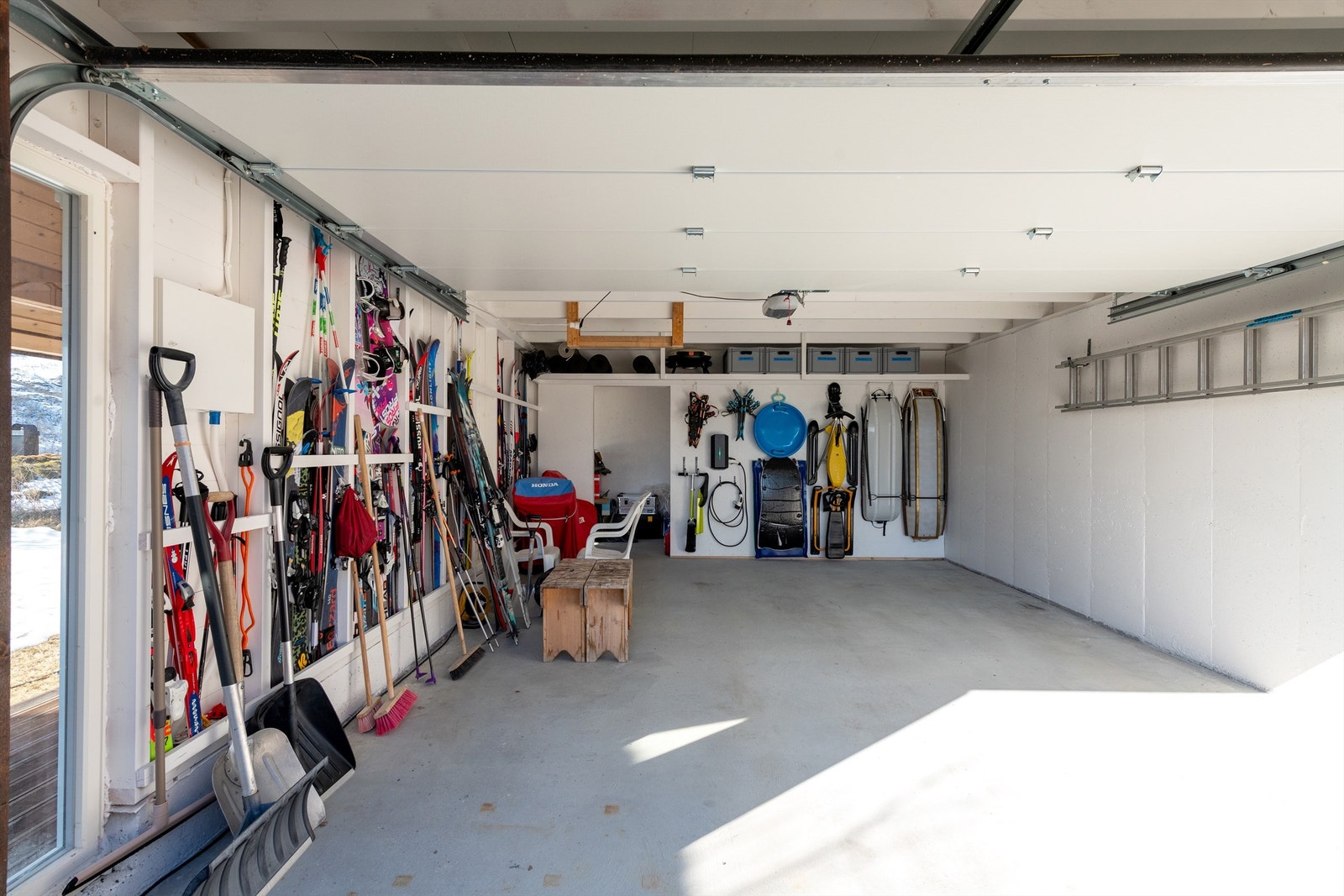 Den doble garasjen på 36 m² gir god plass til både biler og utstyr. I tillegg har garasjen et stort lagringsloft Galleribilde