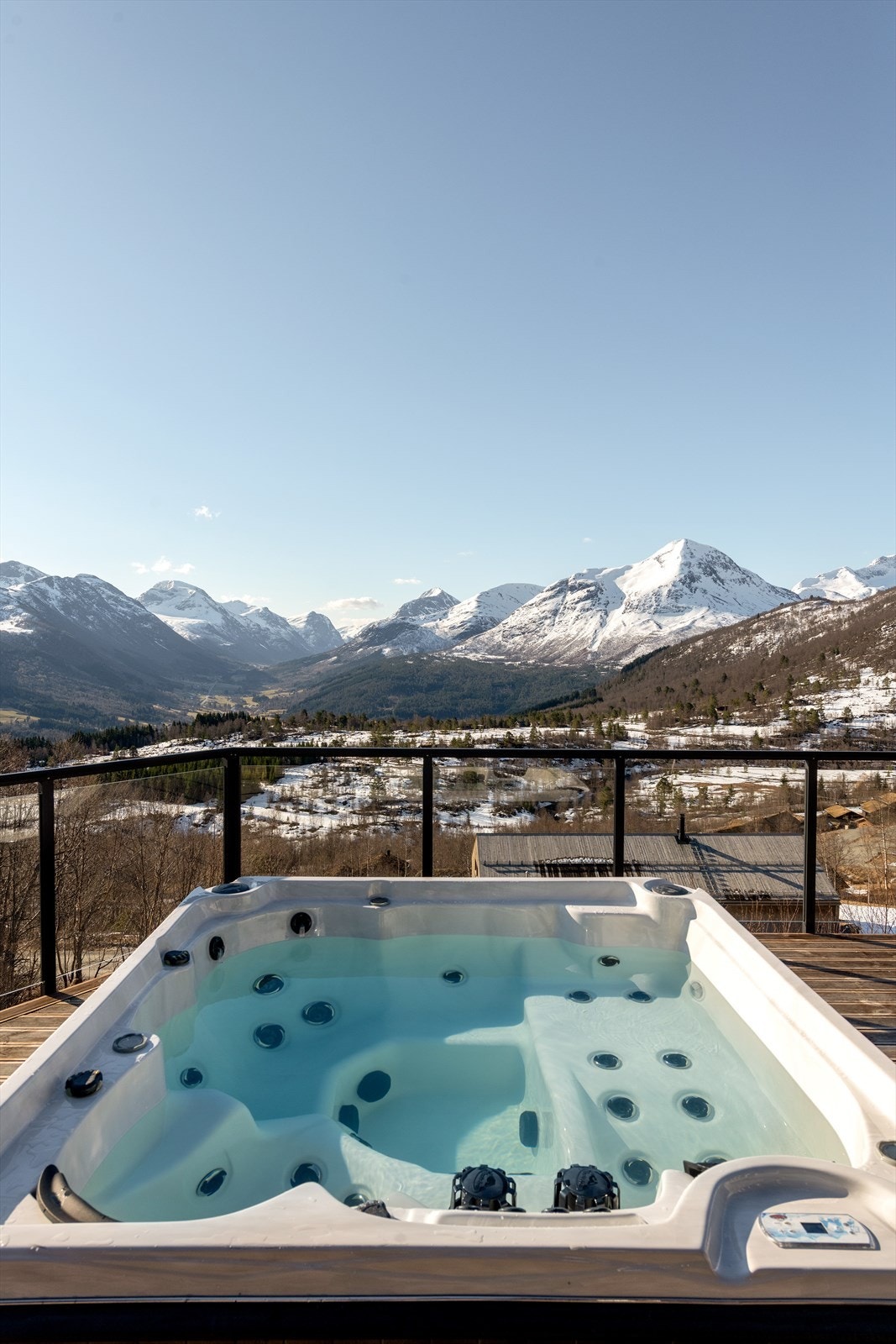 Fra jacuzzien har du fri utsikt mot fjellheimen Galleribilde