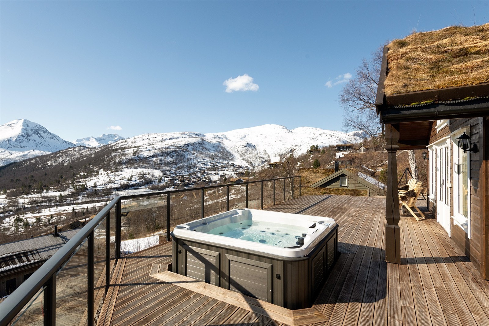 Uteområdet er betydelig oppgradert de siste årene, med utvidet terrasse og jacuzzi som en naturlig del av hyttelivet Galleribilde