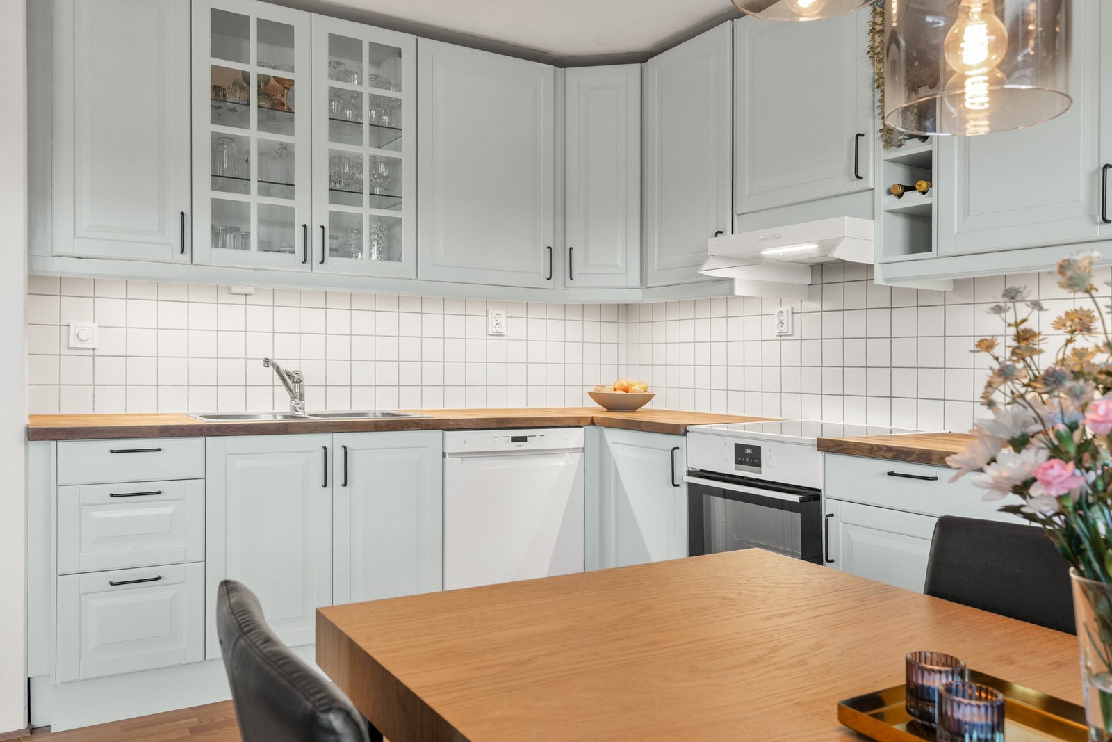 Hvitevarer er frittstående, og det er plass til komfyr, oppvaskmaskin og kjøl/fryseskap Galleribilde