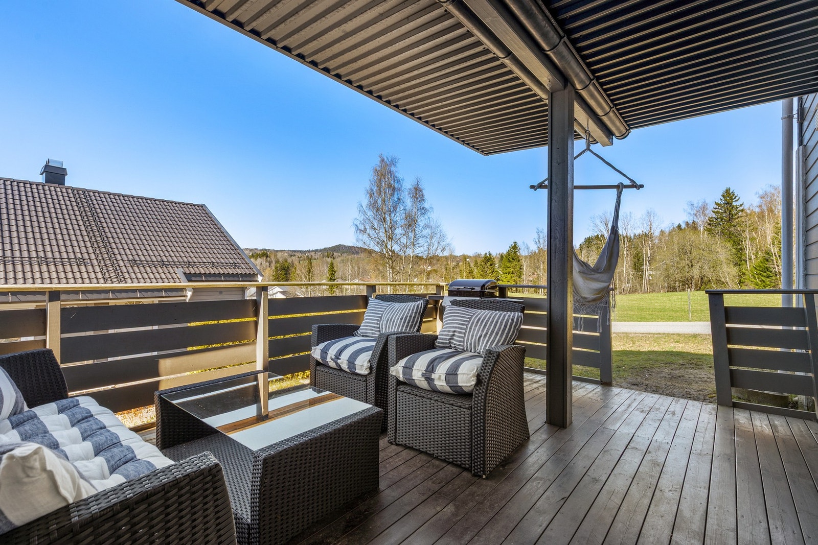 Fra stuen er det adkomst ut til en nordvestvendt markterrasse på ca. 20 kvm oppført i trekonstruksjon Galleribilde