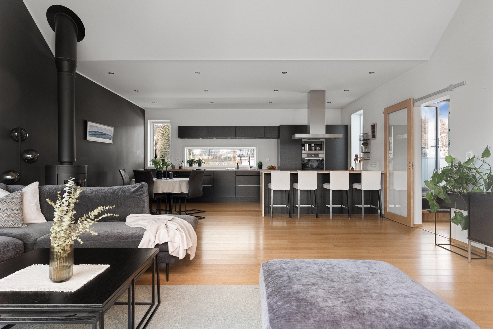 Innholdsrikt og moderne, med generøs takhøyde og et pent særpreg med skråtak og lekre detaljer.