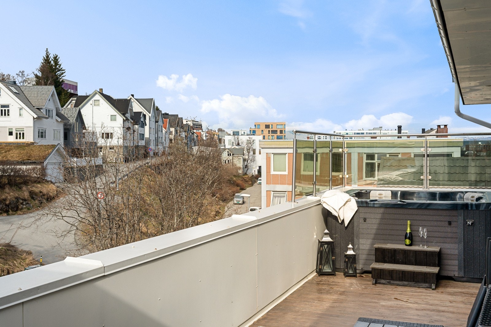 Fantastiske solforhold og god plass for utemøblement. Jacuzzien er ny fra 2020.