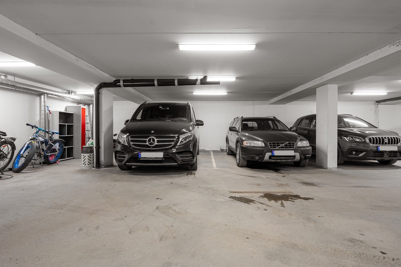 Leiligheten har to faste (og store) parkeringsplasser i garasjeanlegget.