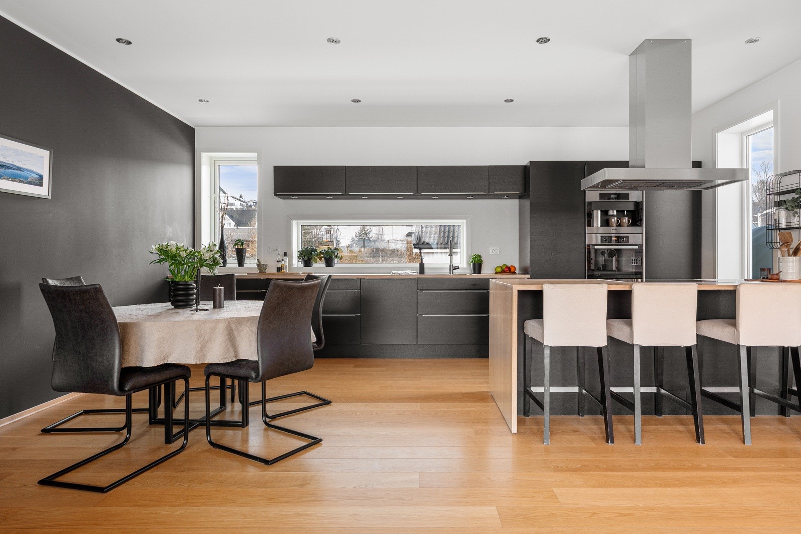 Moderne kjøkken fra HTH i høy kvalitet. Her er det også god plass for spisebord.