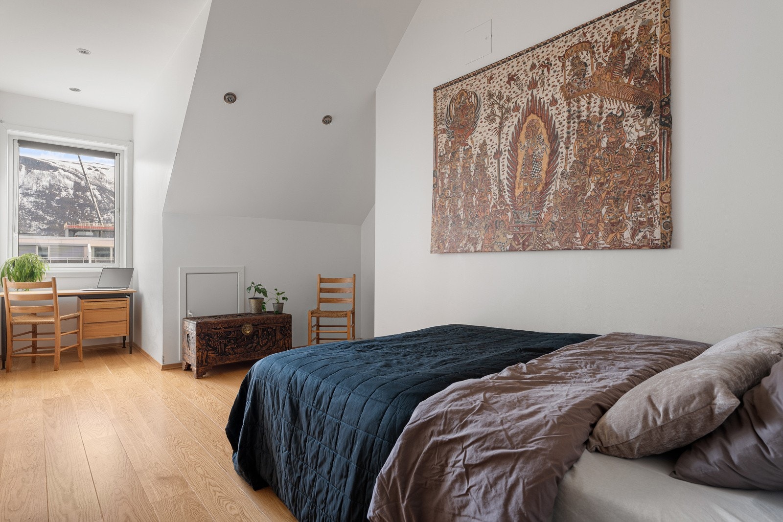 Soverom nr 2 byr også på den samme generøse takhøyden. To knekott bidrar til god lagringsplass.