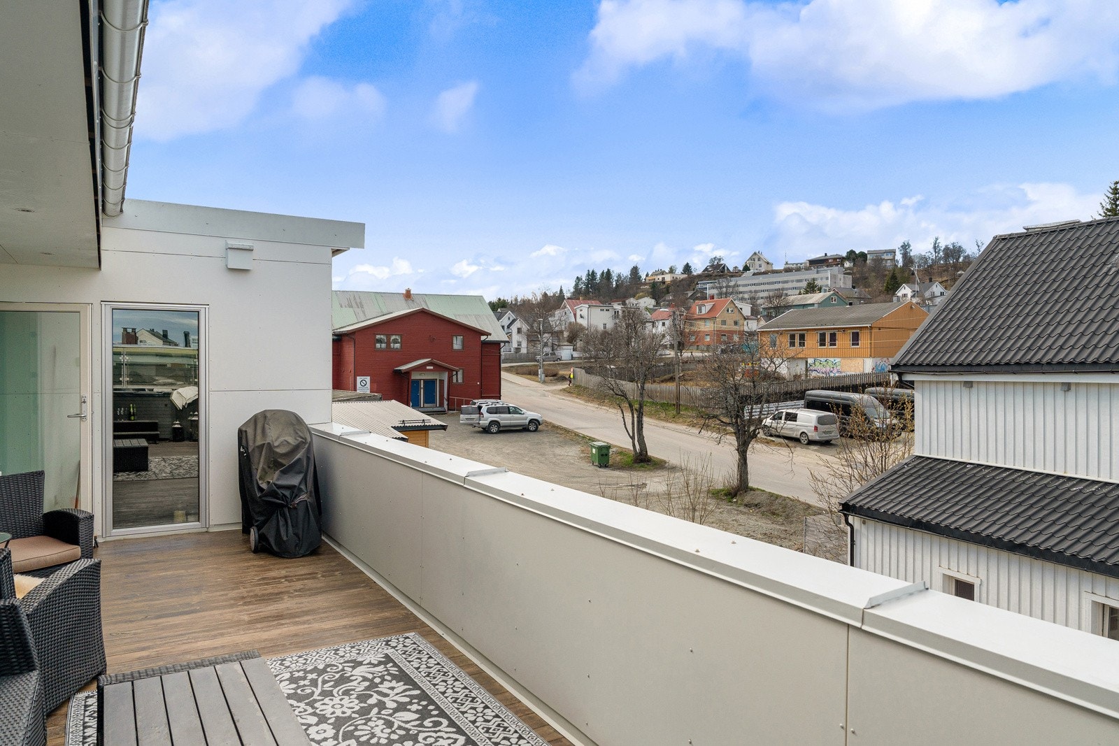 Takterrassen vender mot vest og har sol fra ca midt på dagen, til ca kl 21:00.