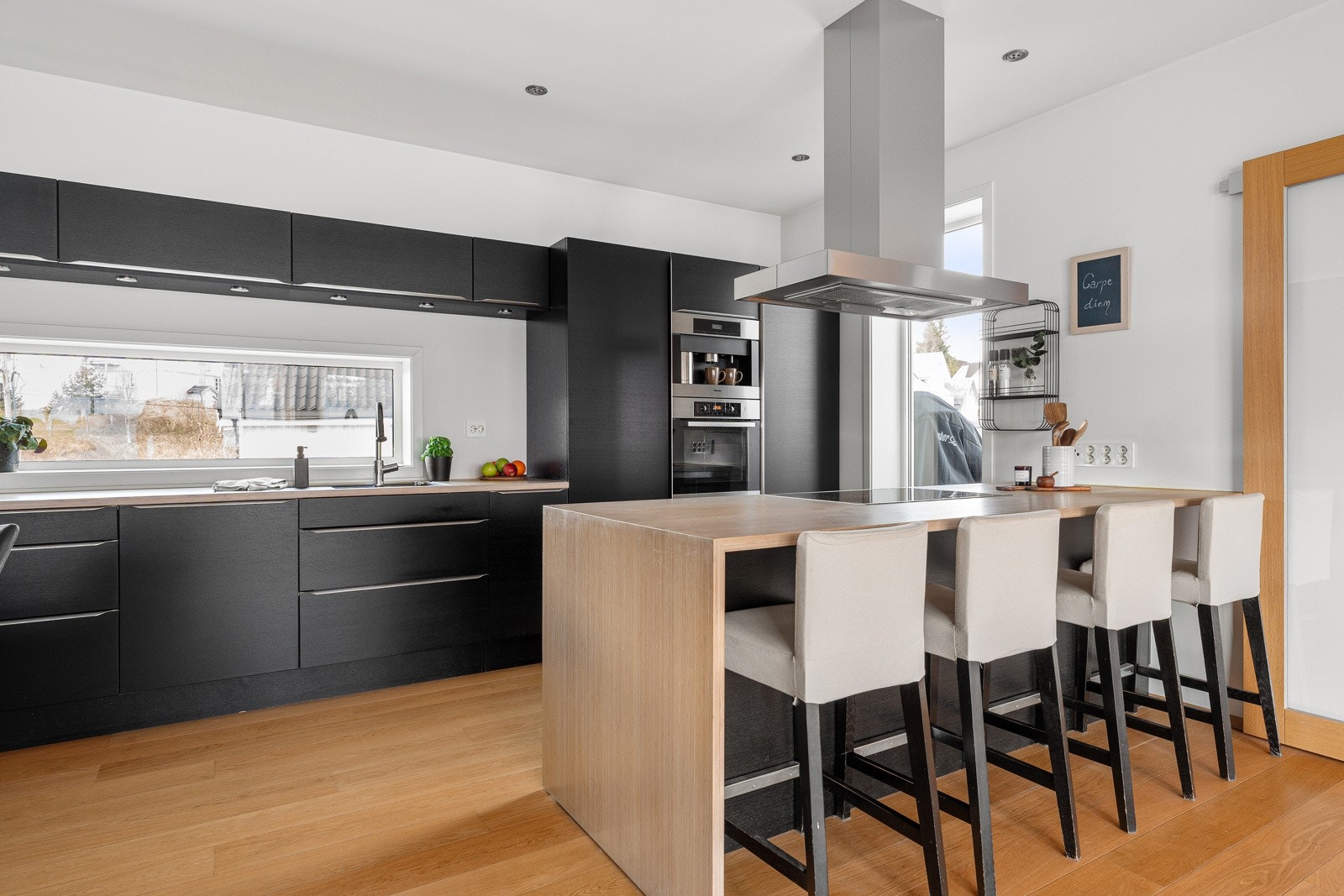 Svært rikelig med skap- og benkeplass gir praktiske arbeidsforhold og gode oppbevaringsmuligheter.