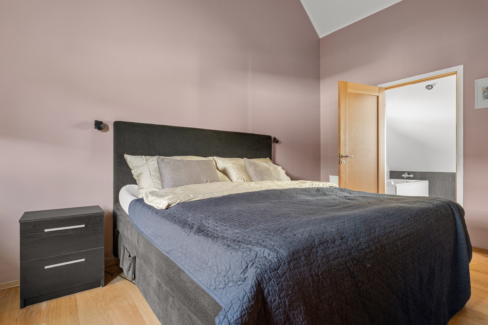 To store soverom i leiligheten. Hovedsoverommet har generøs takhøyde og er malt i beroligende farger. Utgang til takterrassen.