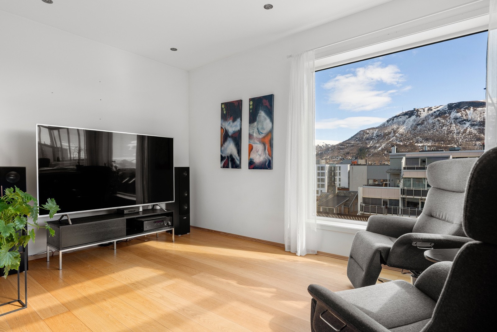 Egen TV-stue. Rommet kan med enkle grep gjøres om til et tredje soverom.