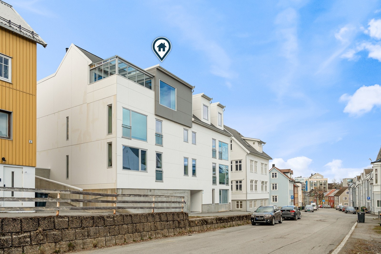 Svært sentral beliggenhet sør i Tromsø sentrum, tilbaketrukket fra bykjernen, samtidig som man har gangavstand til "alt"!