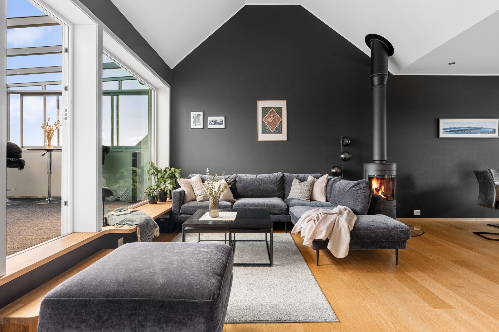 Vedfyring som vil bidra med lun varme. God takhøyde og luftig atmosfære.