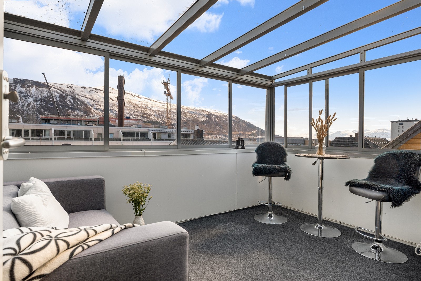 Fra stuen har man utgang til en romslig vinterhage med høy bruksverdi. Sør/østvendt med mye sol på dagtid. En herlig forlengelse av stuen.