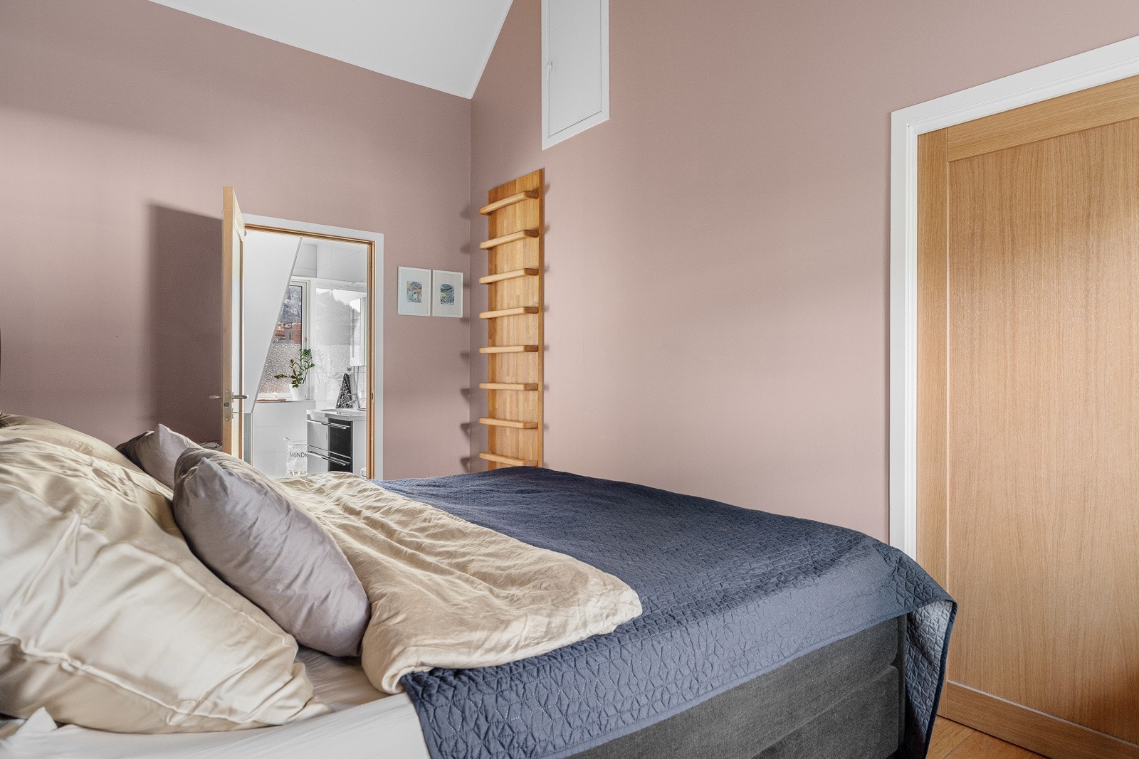 Det er for øvrig hems med rikelig med oppbevaringsplass på soverommet.