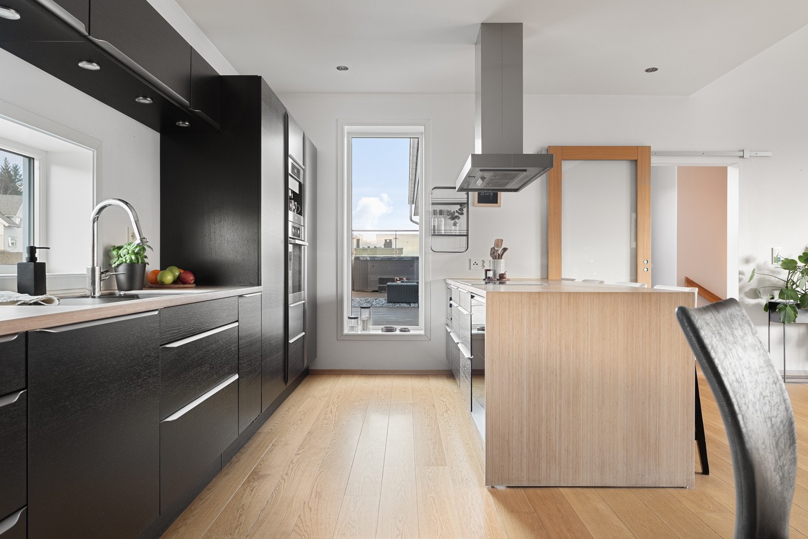 Kjøkkenøyen med barløsning og mye oppbevaringsplass. Integrert vinskap finnes også i kjøkkenøyen.