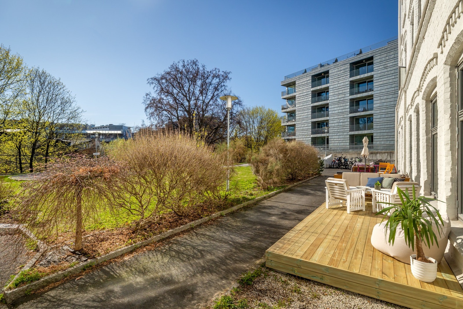 Det er adkomst til en vestvendt terrasseplatting på ca. 14 kvm. Galleribilde