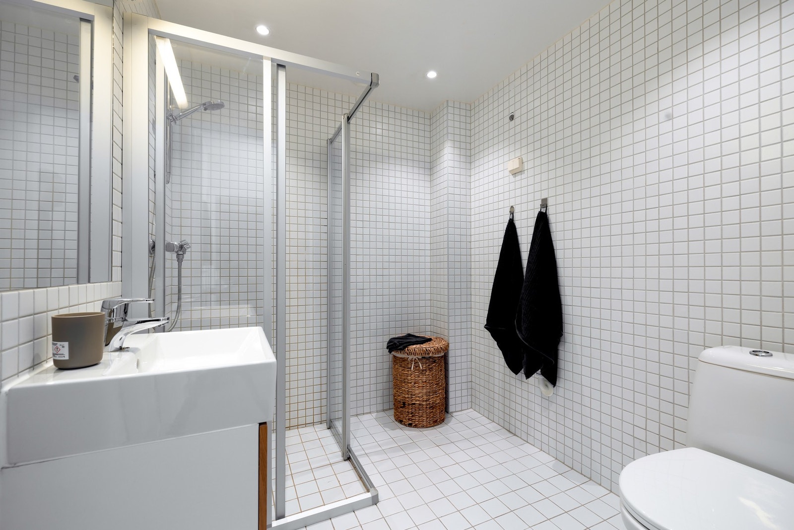 Badet er fra 2008 og er flislagt med lyse overflater på vegger og gulv. Det er opplegg for vaskemaskin. Galleribilde