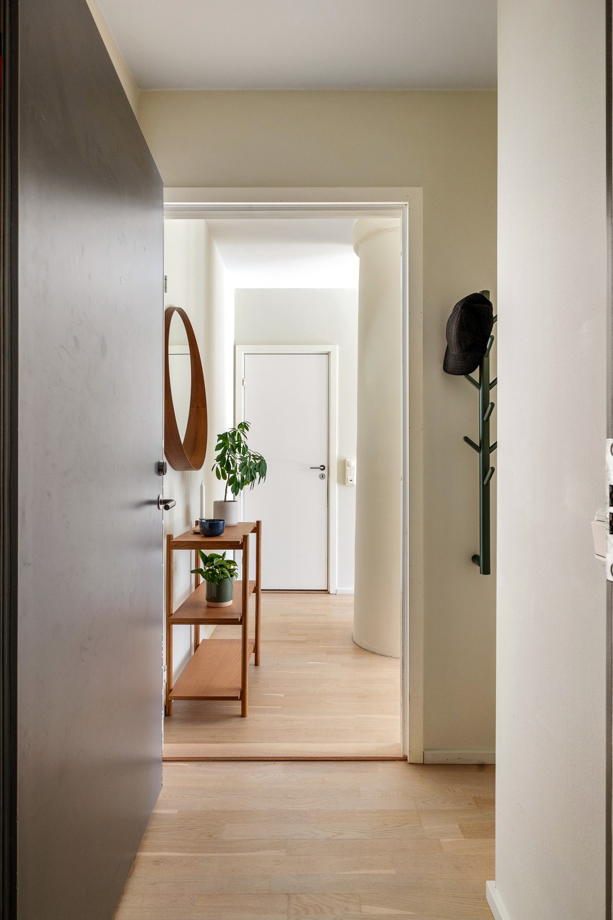 entréen har en praktisk utforming med enkel adkomst videre inn til boligens øvrige rom. Galleribilde