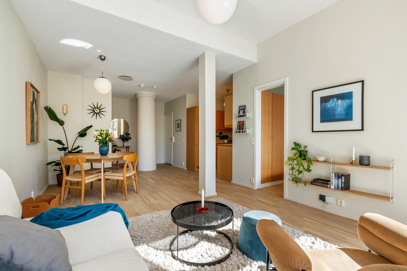 Det er rikelig med plass til et spisebord i tilknytning til stue og kjøkken. Galleribilde