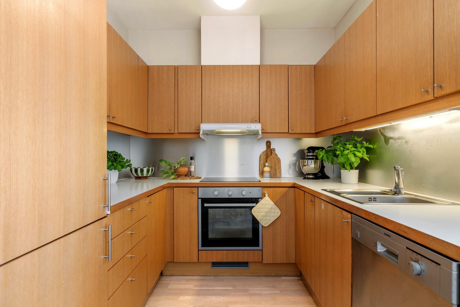 Innredningen er fra 2008 og har fronter i eikefinér, kombinert med laminert benkeplate og nedfelt stålkum. Galleribilde