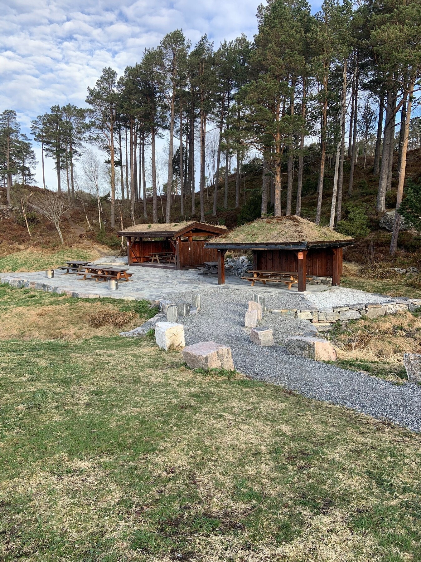 - eller hyggelige steder med gapahuk hvor en kan spise lunsjen sin. Selgers private foto. Galleribilde